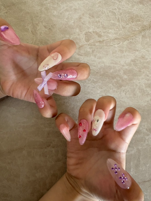 セリアで購入したピンク系ネイルチップを親子で装着した手元